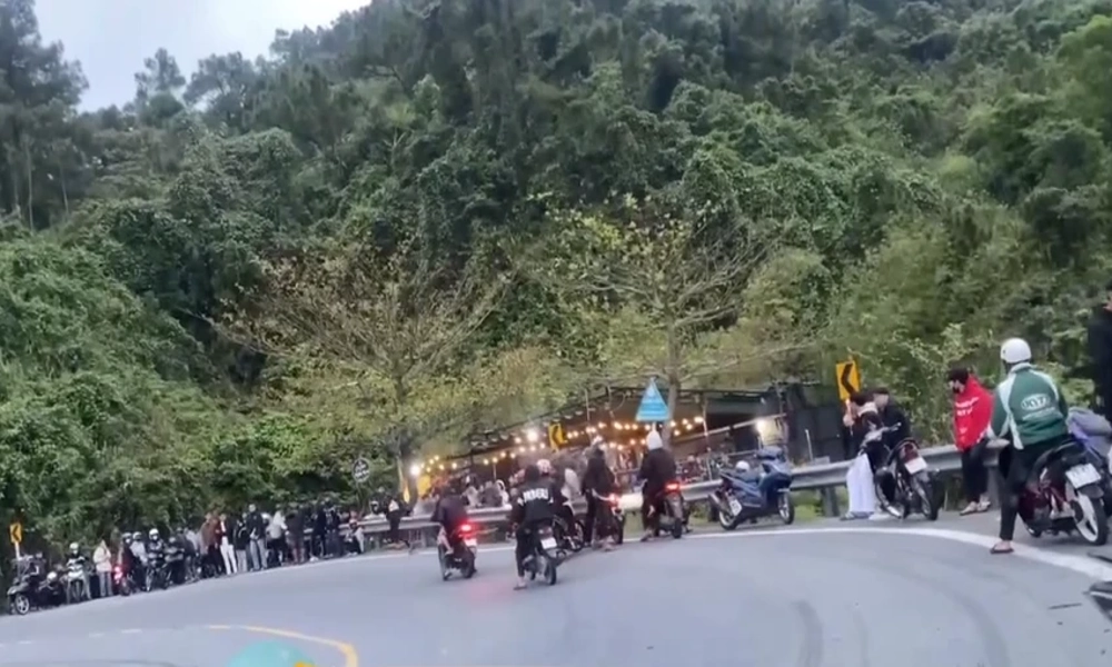 Băng nhóm thanh thiếu niên mang hung khí lộng hành trên đèo Hải Vân
