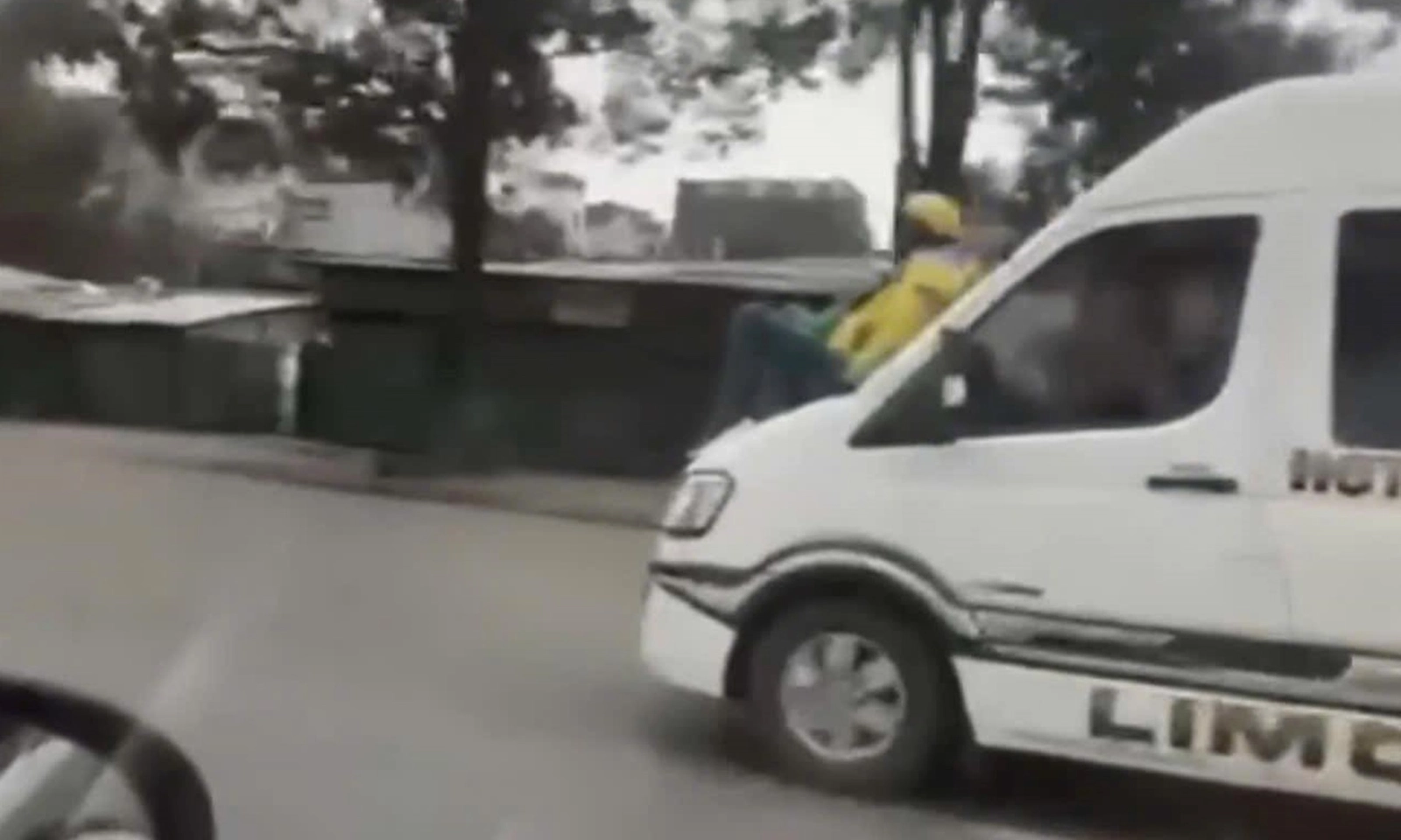 Xác minh vụ việc ‘người đàn ông ngồi trên nắp capo ô tô’ trên đường gom Đại lộ Thăng Long