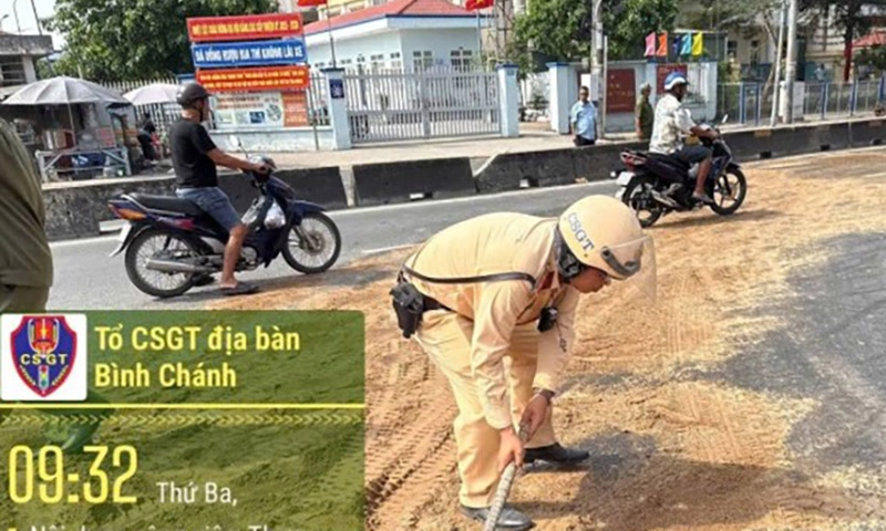 CSGT và dân xử lý nhanh đoạn đường bị nhớt đổ ra