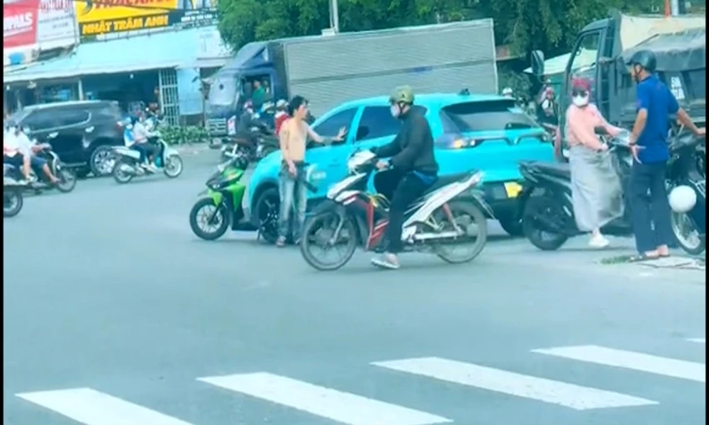 Người đàn ông cầm dao chặn taxi giữa đường