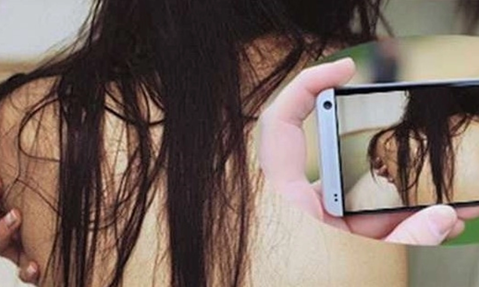 Bé gái 13 tuổi bị ‘khủng bố’ vì thế chấp clip khiêu dâm để vay tiền