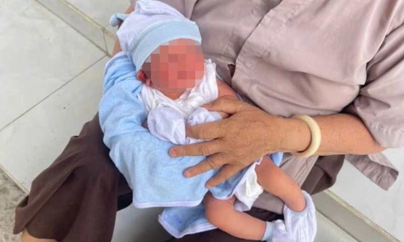 Bé trai sơ sinh bị bỏ rơi bên hông chùa ở Hóc Môn