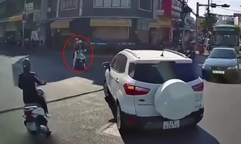 Xe máy dừng chờ đèn đỏ ngay giữa ngã ba, bị xe con đâm ngã