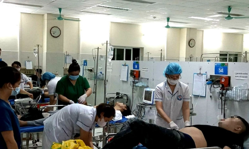 9 người nhập viện do nghi ngộ độc hóa chất từ rượu đựng trong chai tái sử dụng