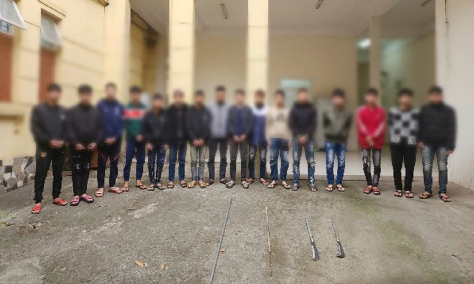 Bắt 10 đối tượng mang theo hung khí, điều khiển xe máy gây náo loạn đường phố