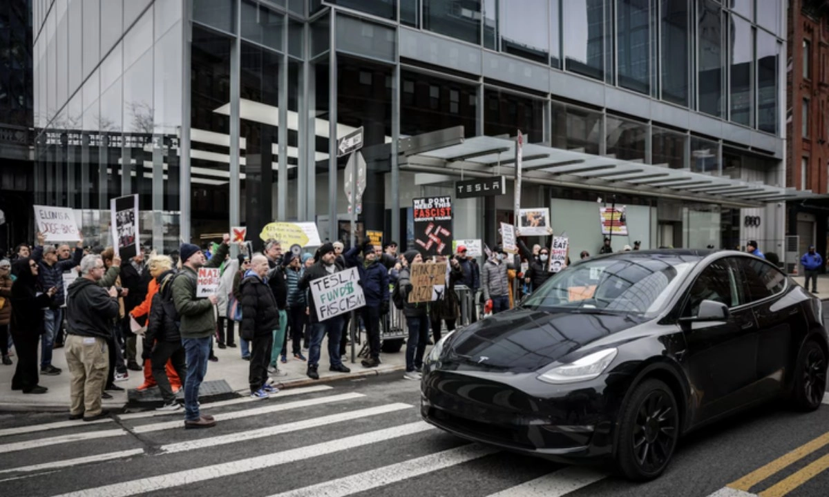 Ông Trump cảnh báo mạnh tay với kẻ phá hoại tài sản Tesla: Án tù lên đến 20 năm