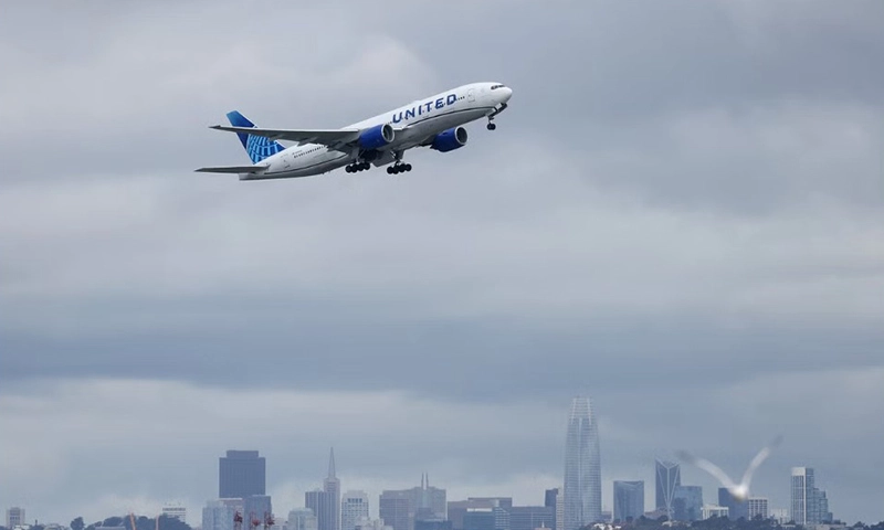 United Airlines bắt hành khách vì chiếm dụng phòng vệ sinh trên máy bay
