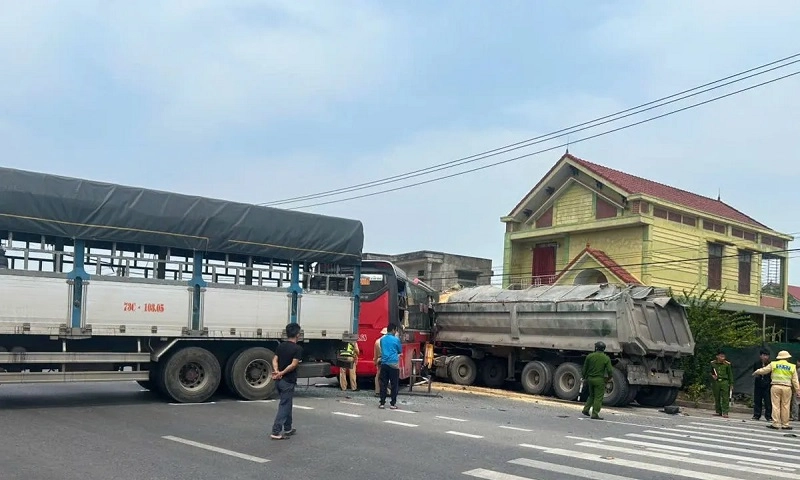 Quảng Bình: Tai nạn liên hoàn trên Quốc lộ 1, 8 người bị thương