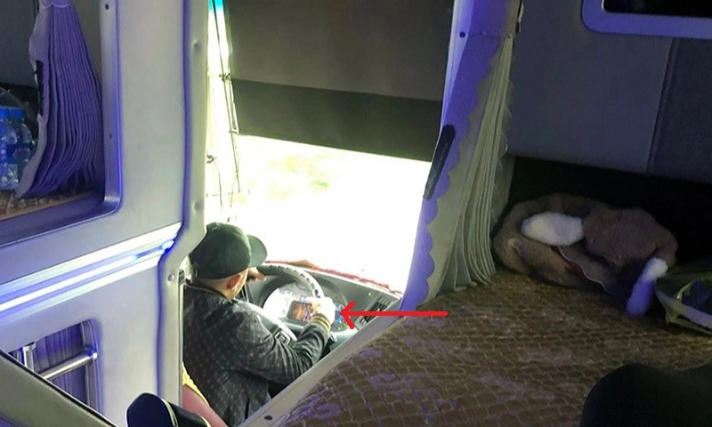 Tài xế xe khách vừa lái xe vừa dùng điện thoại chơi game