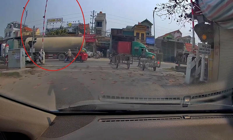 Lại xảy ra chuyện thanh barie mở lên khi tàu hỏa đang lao đến