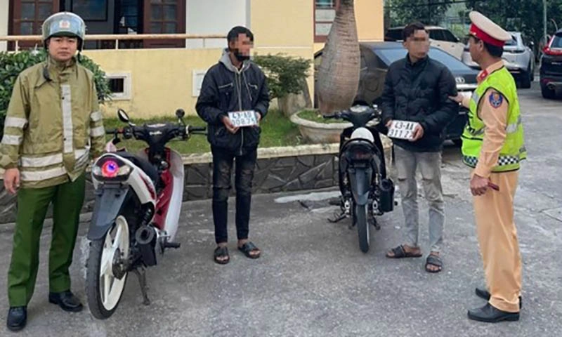Truy đuổi quái xế đi xe không biển số, nẹt bô trên đèo Hải Vân