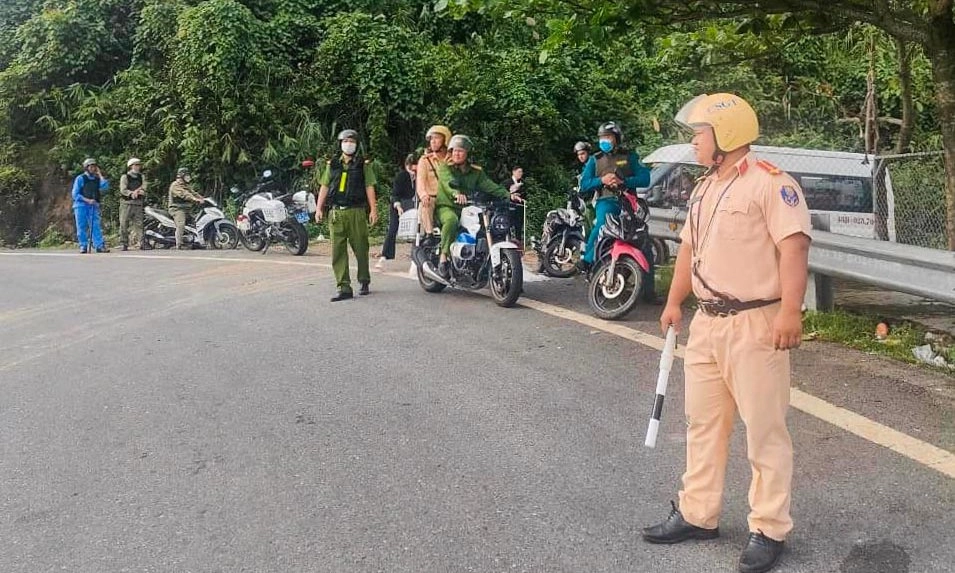 Đà Nẵng xử lý 2 thanh niên đi xe tháo biển số trên đèo Hải Vân
