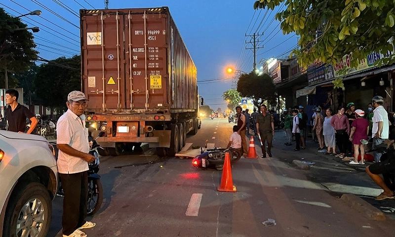Tài xế xe ôm công nghệ tử vong sau va chạm với xe container ở Thủ Đức