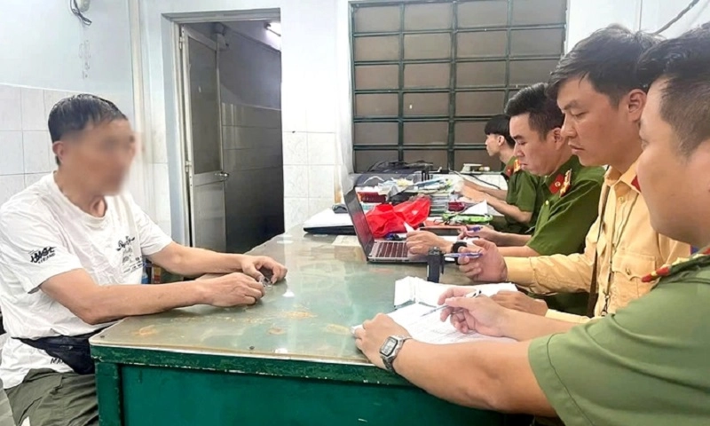 Người đàn ông 75 tuổi lái vali điện giữa trung tâm TPHCM bị xử phạt