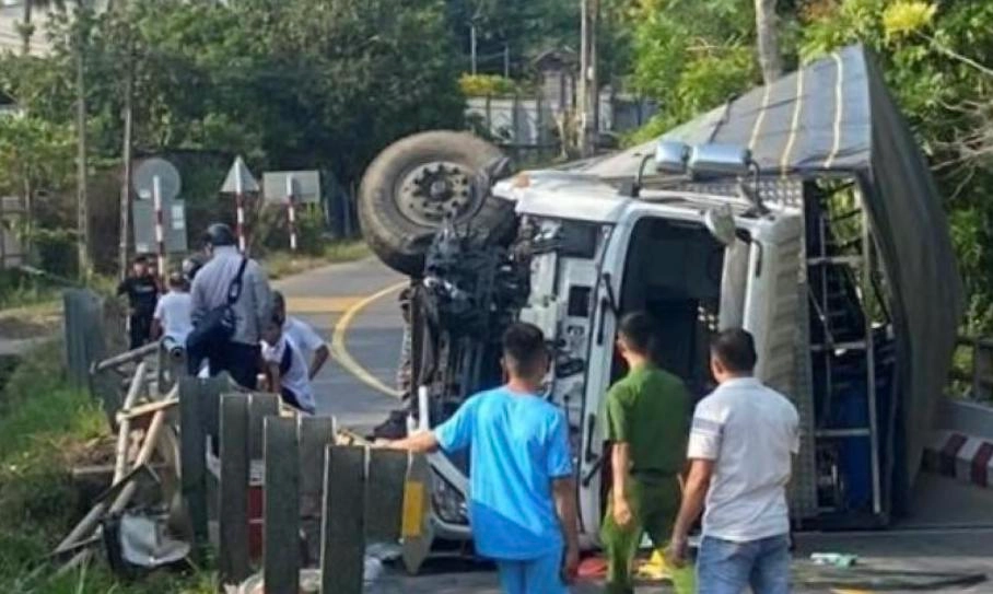 Xe tải lật trên cầu Năng Cô, Đồng Nai: Tài xế thoát nạn, giao thông bị ảnh hưởng