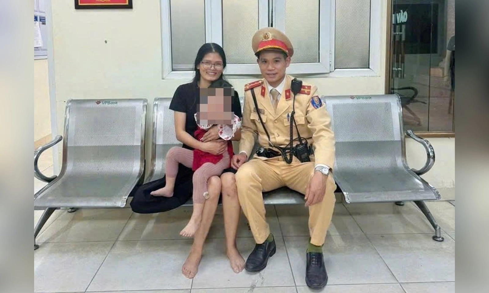 Cảnh sát giao thông giúp bé gái 4 tuổi bị lạc đoàn tụ với gia đình