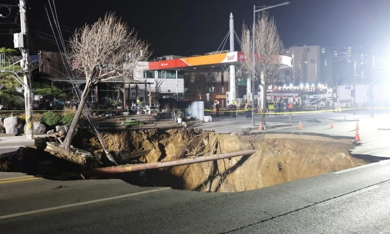 Tìm thấy thi thể người đi xe máy rơi xuống “hố tử thần” ở Seoul 