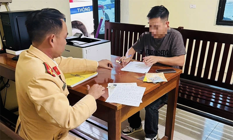 Tài xế xe khách vừa lái vừa nghe điện thoại: Phạt 5 triệu, trừ 4 điểm GPLX