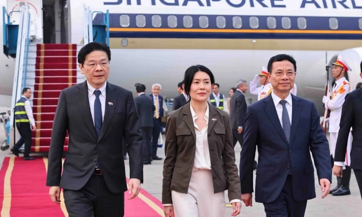 Thủ tướng Singapore và Phu nhân bắt đầu thăm chính thức Việt Nam