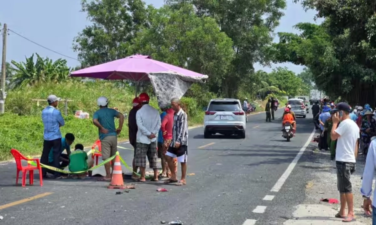 Ô tô đối đầu xe máy trên đường Xuyên Á, 1 người tử vong