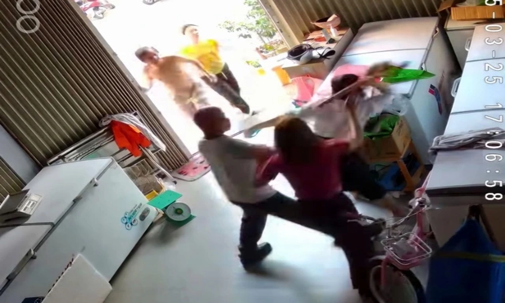 Cặp vợ chồng xông vào nhà hàng xóm hành hung, hăm dọa hai mẹ con