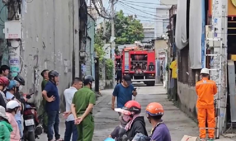 TPHCM: 6 người thoát nạn trong đám cháy căn nhà 5 tầng