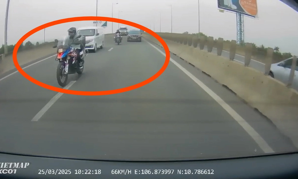 Video clip: Hai xe mô tô luồn lách trên cao tốc TPHCM - Long Thành - Dầu Giây