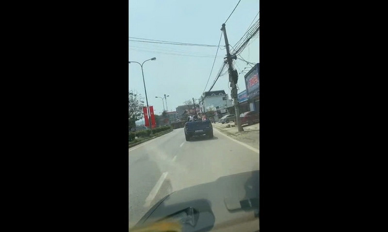 CSGT Bắc Kạn xử phạt xe bán tải chở người trên thùng xe