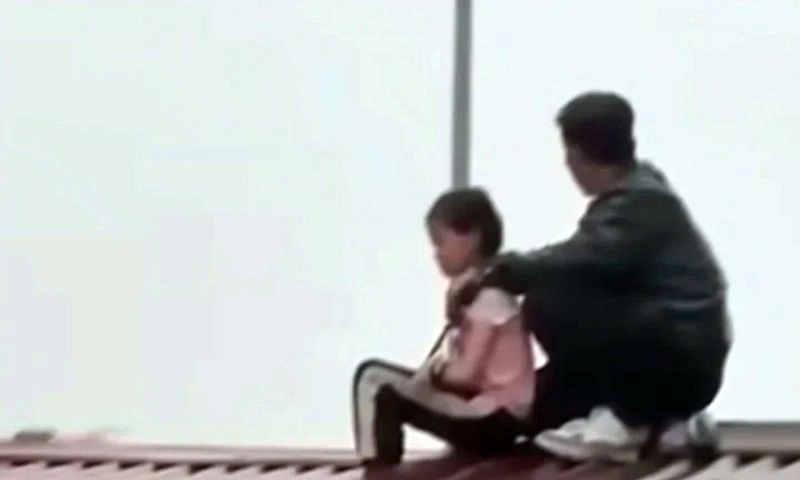 Giải cứu bé gái 9 tuổi bị kẻ lạ mặt dùng dao khống chế suốt 6 giờ