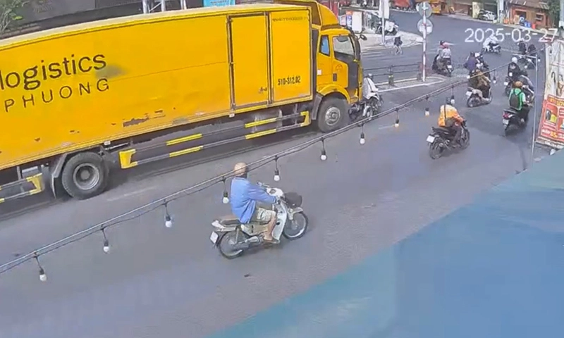 Rẽ trái trước mặt xe tải, người đàn ông đi xe ba bánh bị xe tải cán tử vong