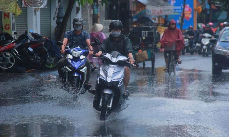 Kinh nghiệm lái xe tay ga an toàn trong lúc trời có mưa 