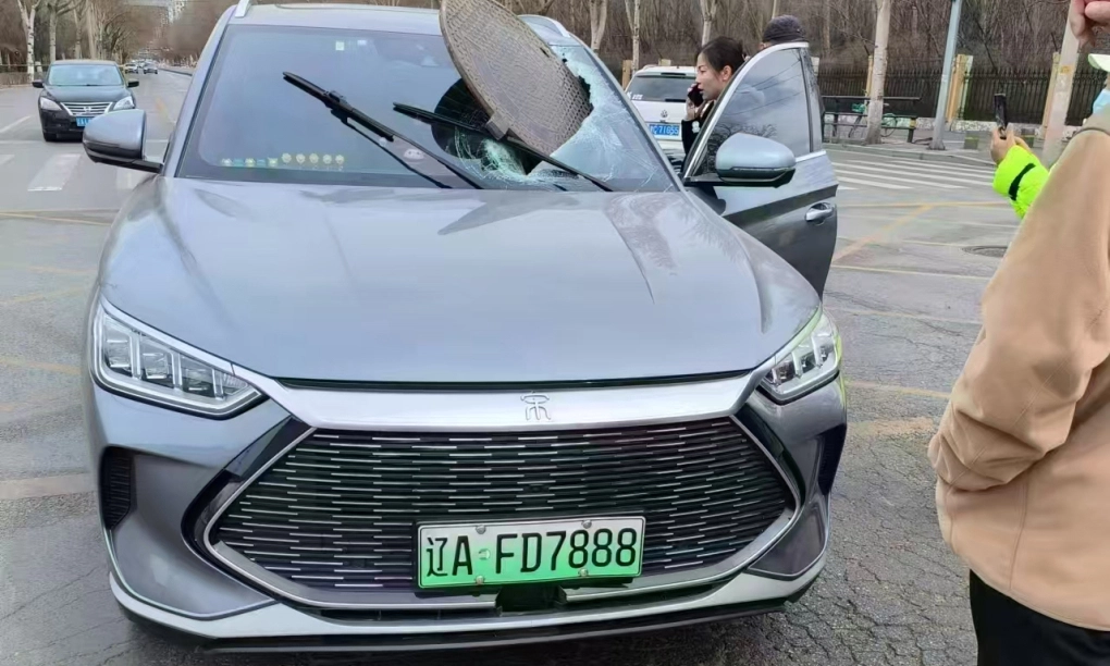 Video clip: Chiếc nắp cống bất ngờ bắn lên, đâm xuyên kính chắn gió ôtô BYD