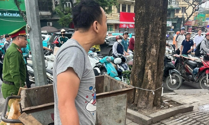 Hà Nội: CSGT khống chế đối tượng nghi ngáo đá tấn công người đi đường