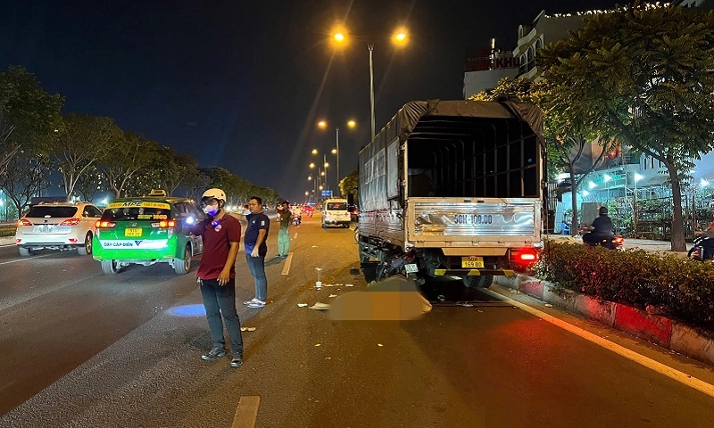 Xe máy va chạm với xe tải đang dừng trên đường, nam thanh niên tử vong