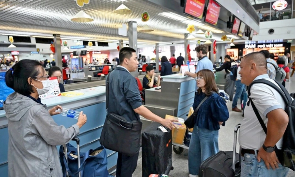 Giá vé máy bay tăng vọt dịp lễ 30/4, người dân lựa chọn phương tiện khác
