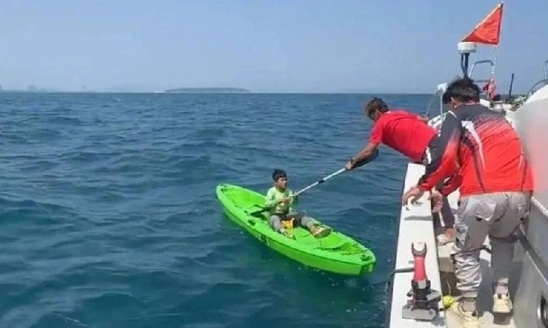 Trôi dạt trên biển 1 ngày vì ngủ quên, cậu bé sống sót thần kỳ
