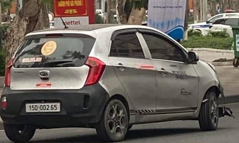 Xe ô tô va chạm liên hoàn xe máy, 2 người bị thương