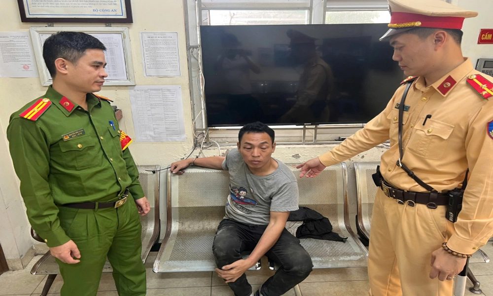 Hà Nội: CSGT khống chế đối tượng ngáo đá dùng gậy tấn công người đi đường