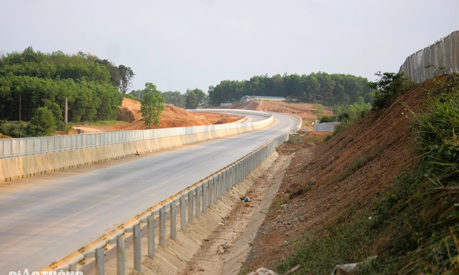 Thông tuyến chính Cao tốc Vạn Ninh - Cam Lộ vào 30/4