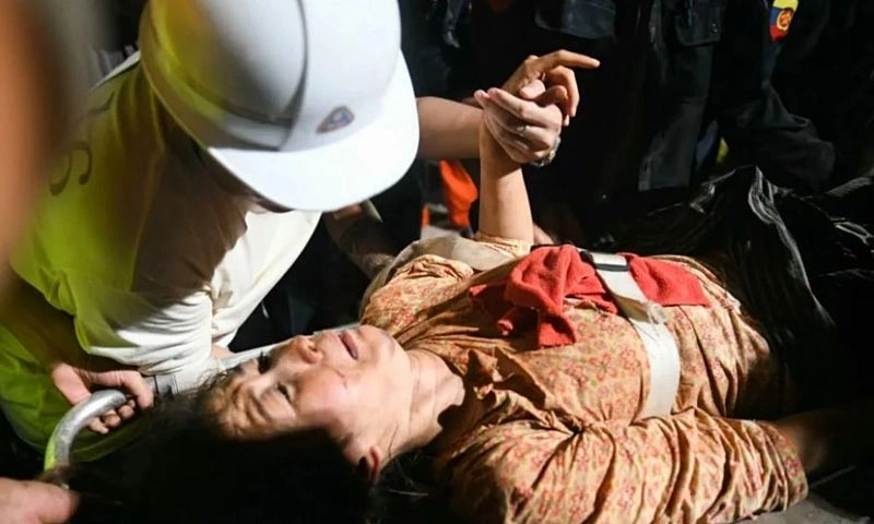 Myanmar: Người phụ nữ sống sót kỳ diệu sau hơn 30 giờ mắc kẹt trong động đất  