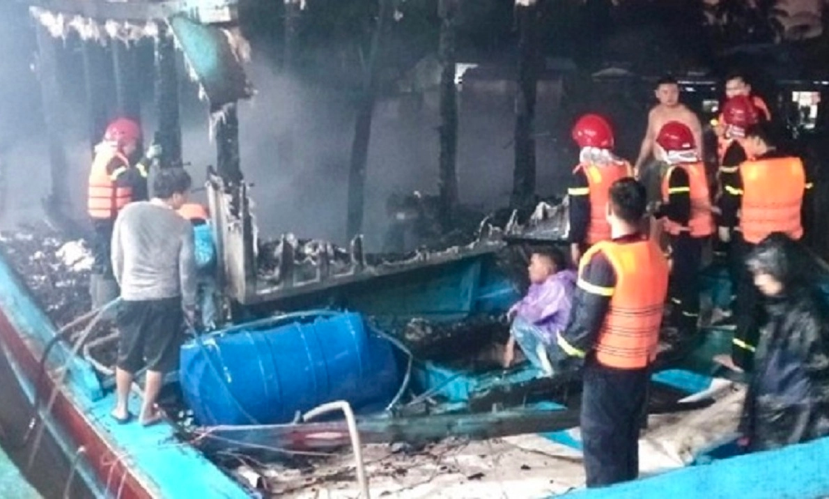 Cháy tàu cá trên sông Nhật Lệ, thiệt hại tiền tỷ