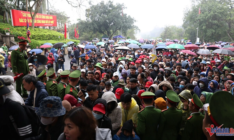 5 vạn người hành hương về Đền Hùng
