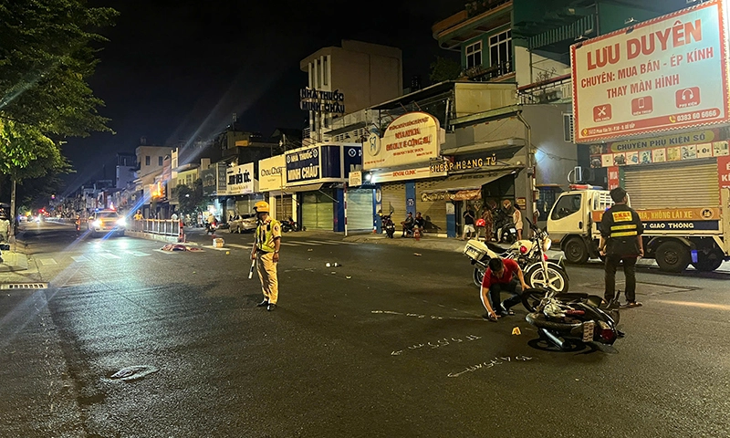 Rạng sáng, xe máy lao vào dải phân cách, một thanh niên tử vong