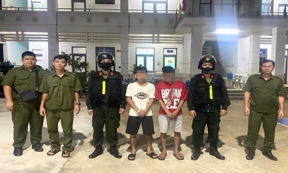 Xử lý 2 thanh niên bốc đầu xe, lạng lách trên đường