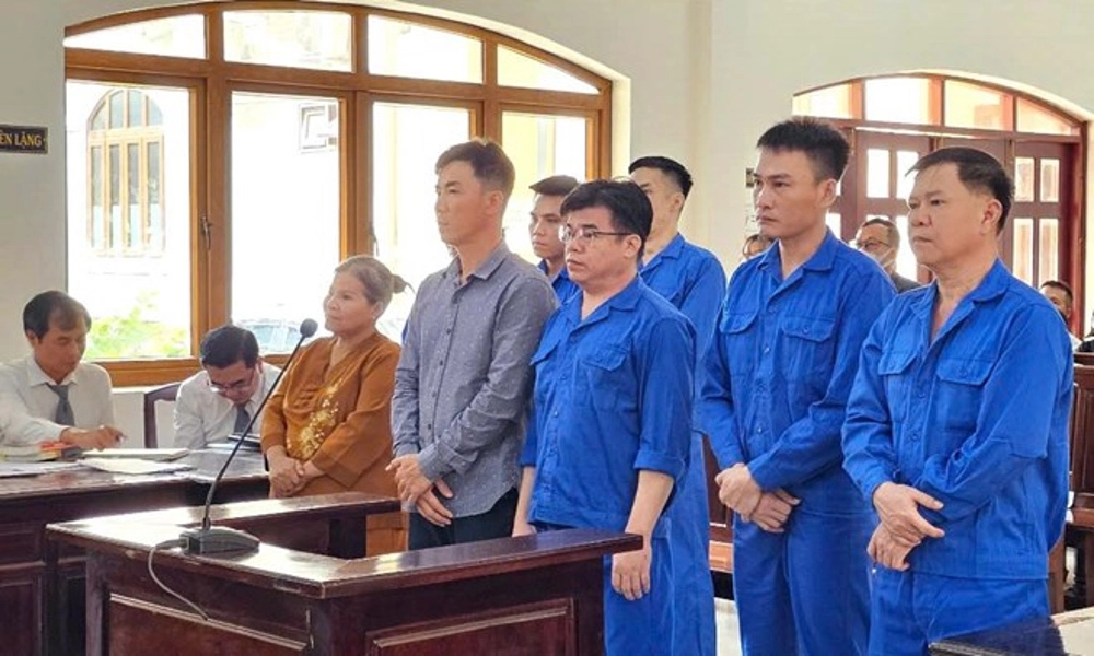 Xét xử đường dây nhận tiền bảo kê xe quá tải hoạt động từ Bắc vào Nam
