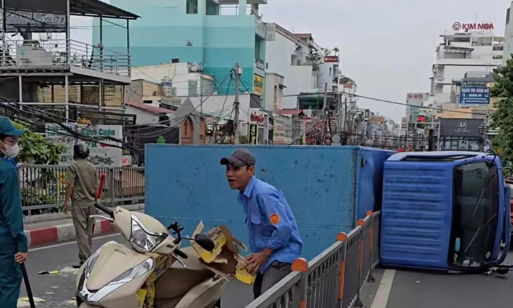 Xe tải lật trên cầu Chữ Y gây ùn tắc giao thông nghiêm trọng