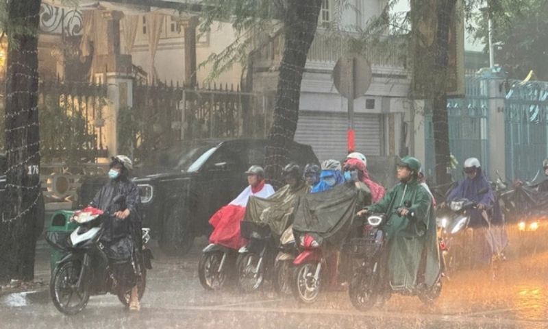 TPHCM đối mặt triều cường kết hợp mưa trái mùa, nguy cơ ngập diện rộng
