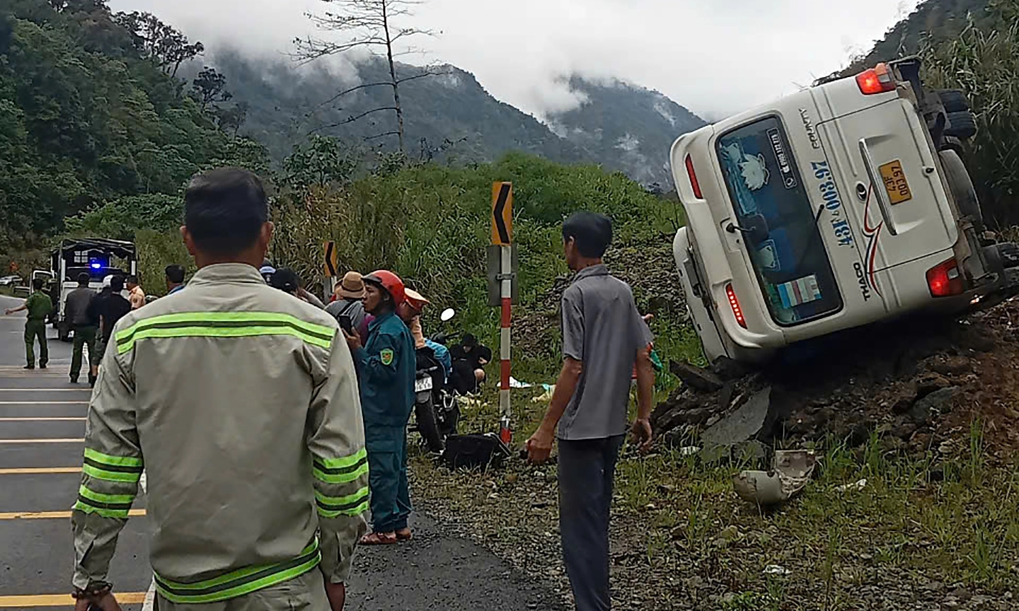 Xe khách chở đoàn hành hương lật trên đèo Khánh Lê, 6 người bị thương