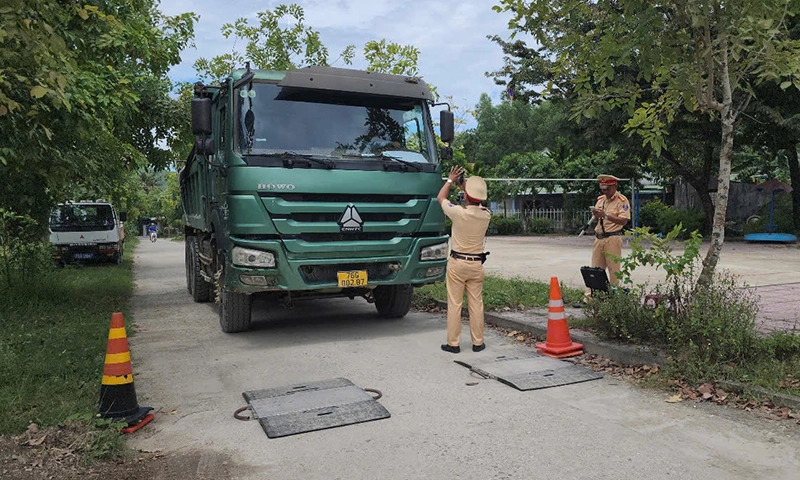 Chở quá tải hơn 300%, chủ xe bị phạt tổng cộng 86 triệu đồng