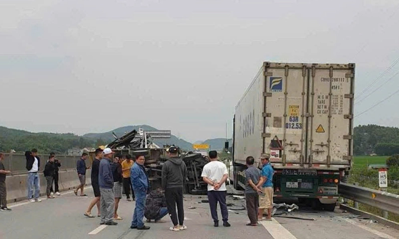 Xe tải va chạm xe đầu kéo lật chắn ngang đường làm ùn tắt cao tốc Nghi Sơn - Diễn Châu